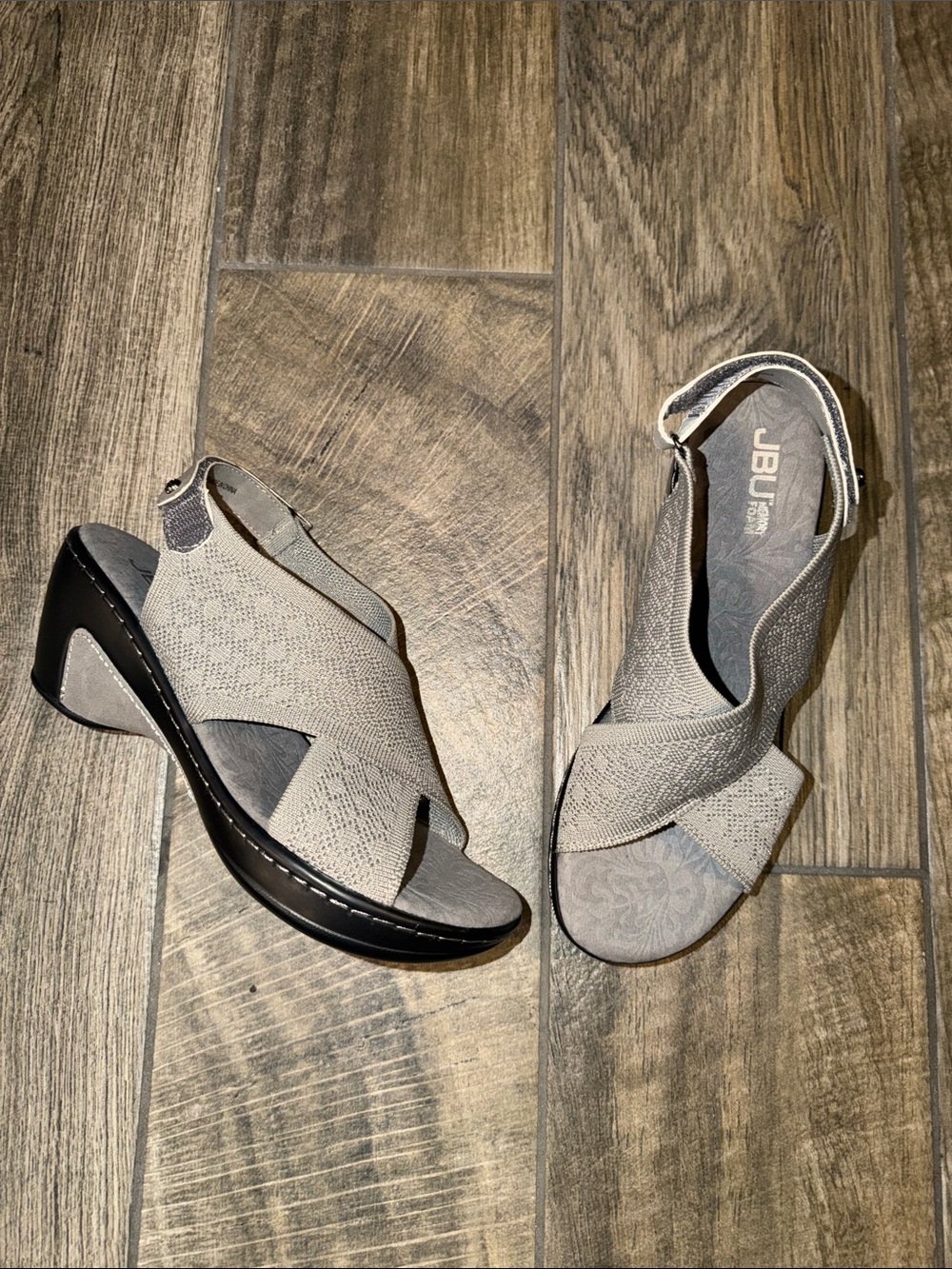 NWOT JBU Memory Foam Women’s metallic Silver cross cross  Slingback Sandals